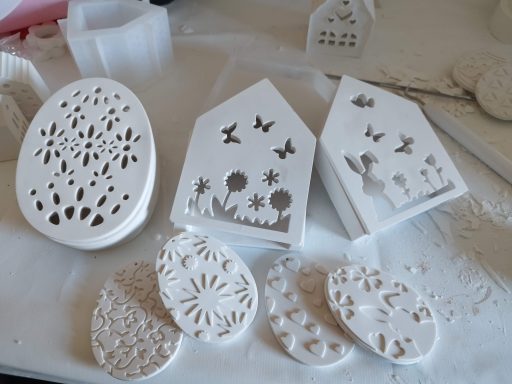 Frühlings- und Osterdeko Oster- und Frühlingsdekorationen gegossen. Osterei und Häuschen beleuchtbar. Flache Ostereier mit 3D Muster zum Aufhängen.