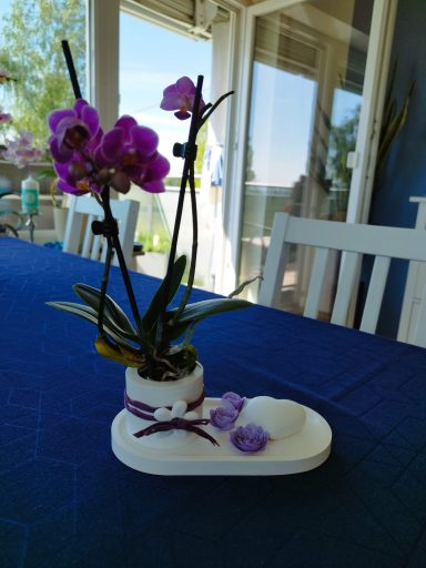 Dekogeschenk Dekotablett und kleine Vase gegossen in weiß, mit echter Orchidee und gegossenem Dekoherz & lila Papierrosen