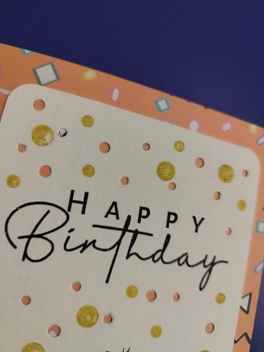 Ausschnitt Geburtstagskarte Ausschnitt Geburtstagskarte mit Happy Birthday und punkten, teilweise gelocht