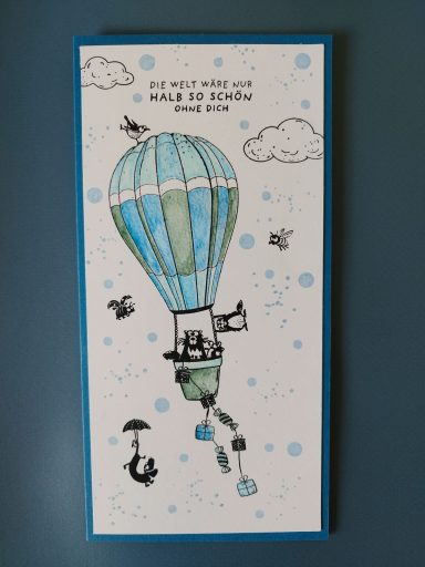 Glückwunschkarte lange Karte mit Ballonmotiv, vielen Tieren im und um den Ballon und am Ballon hängen Geschenke.