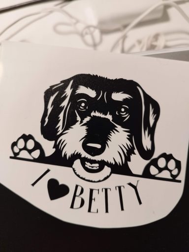 Plotterarbeiten geplotteter Rauhaardackel mit I love Betty als Unterschrift, als Aufkleber
