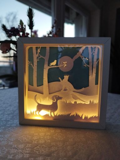 3D-Rahmen, beleuchtet Beleuchteter 3D-Rahmen, quadratisch, Waldszene mit Dackel, Katze und Rabe, im Hintergrund Bäume, Tiere auf verschiedenen Ebenen