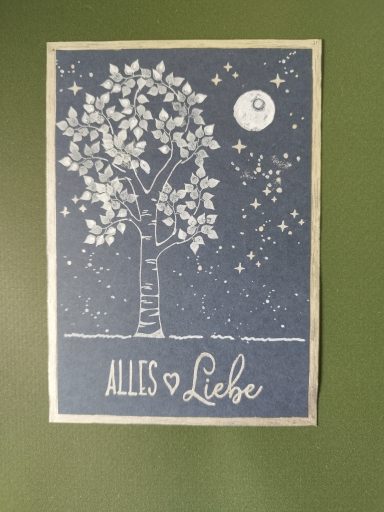 Karte Alles Liebe Schwarze Karte mit goldenem Rand, alles in hellen Farben gestempelt: Birke mit Blättern, Sternen und Mond und dem Text Alles Liebe