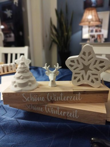 Weihnachtsdeko Weihnachtsdeko mit gegossenem Tannenbaum, Hirschkopf und Schneeflockenleuchte.