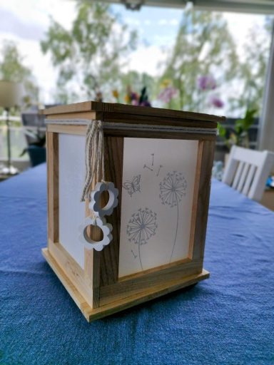 Holzlaterne Holzlaterne mit transparenten Wänden mit Pusteblumen und kleine Blumenelementen als Deko