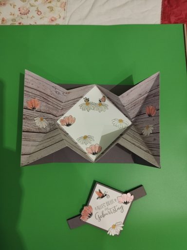 Glückwunschkarte Besondere Karte zum auffalten, mit Holzdekor und Blumen und auf dem Titel mit einem Taubenschwänzchen und Herzlichen Glückwunsch