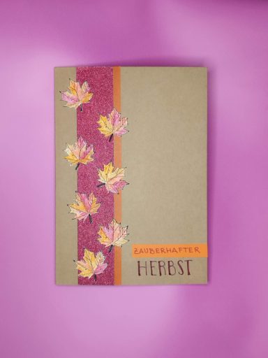 Herbst-Karte, braunem Karton mit einem roten breitem Glitzerstreifen, orangenen schmalen Streifen, gestempelten, bunte kolorierten Blättern