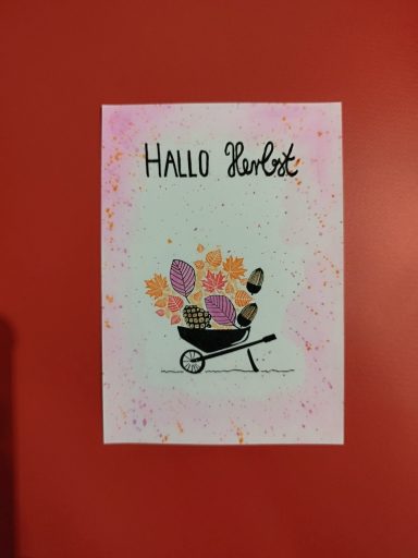 Herbstkarte Herbstkarte, mit Schubkarre auf der viele Blätter sind, mit selbstgeschriebenen Text Hallo Herbst