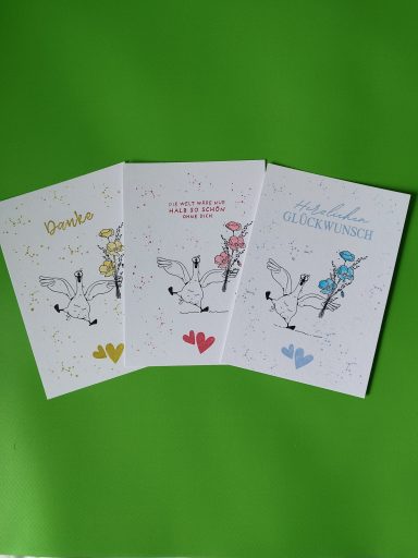 Postkarten mit Gänsen 3 Postkarten mit Gänsen in je drei Farben koloriert: gelb, rot und hellblau, die Gans hält einen Blumenstrauß hoch, verschiedenen Sprüche