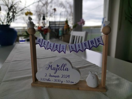 Zur Geburt Geschenk zur Geburt, mit gegossenen Elementen Wolke & Bärchen, mit Wimpelkette auf der Alles Liebe steht, mit Geburtsdaten auf der Wolke