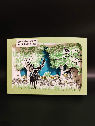 3D-Karte 3D-Karte mit verschiedenen Ebenen. Motiv ein Wald mit Hirsch, Vogel, Bäumen und Blumen im Vordergrund. Alles gestempelt und bemalt.
