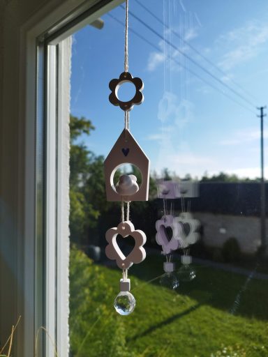 Sonnenfänger Kleines Dekoelement mit Sonnenfänger-Kristall, bestehend aus Blumenelementen und kleinem Vogelhaus mit Minivogel