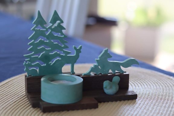 Herbst-Deko Gegossene Deko mit Waldmotiv Rehe, Fuchs und Hase, mit Teelichthalter und kleinem Vögelchen auf dunklem Holz